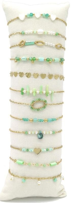 Stainless steel armbandjes op kussen groen - Koosvanderbeek.nl - koosvanderbeek - Haarmode